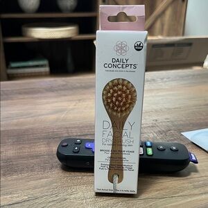 NEW Daily Concepts Daily Facial Dry Brush